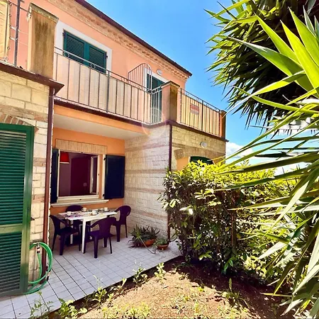 Bilocale Marta Con Giardino A Due Passi Dal Centro Di アパート *